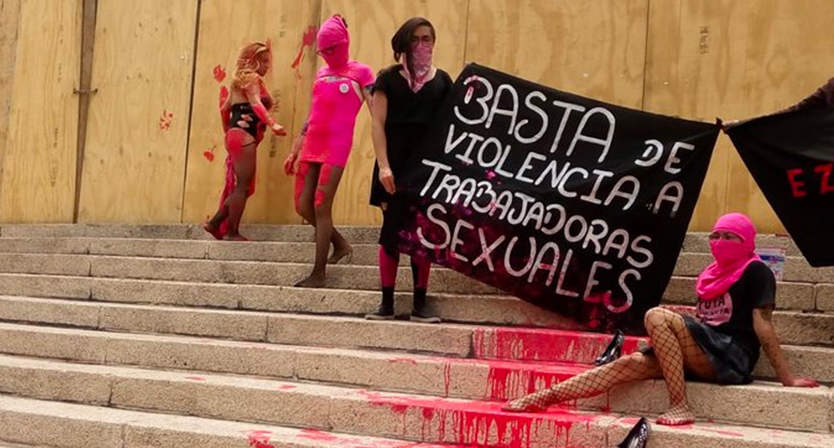 Feministas pintan de rosa escalinatas del Ángel de la Independencia