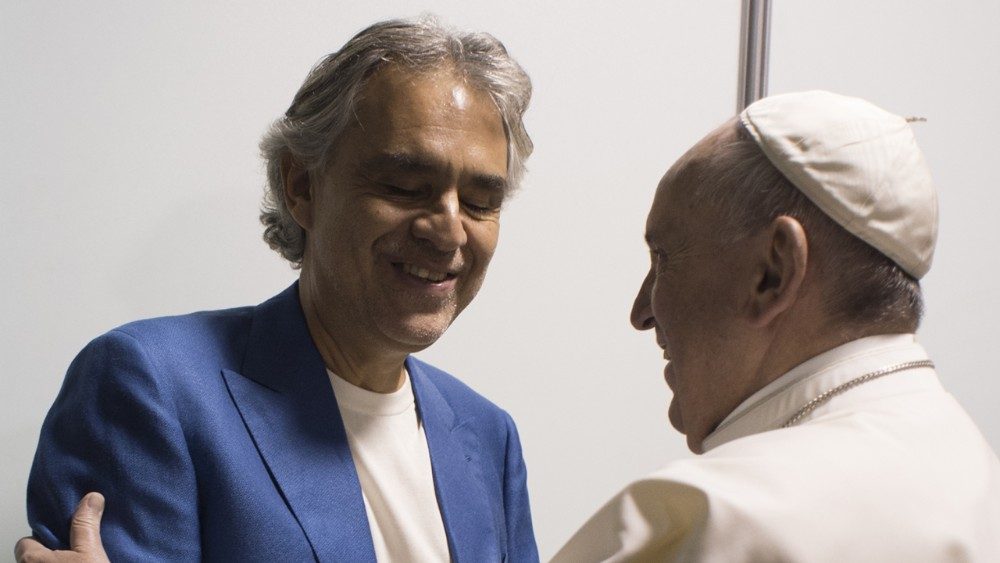 Papa Francisco sorprende junto a Andrea Bocelli en centro de acogida