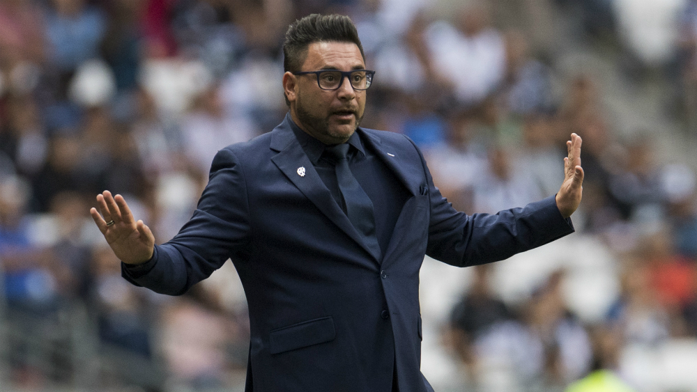 Antonio Mohamed dirige desde el balcón de su casa