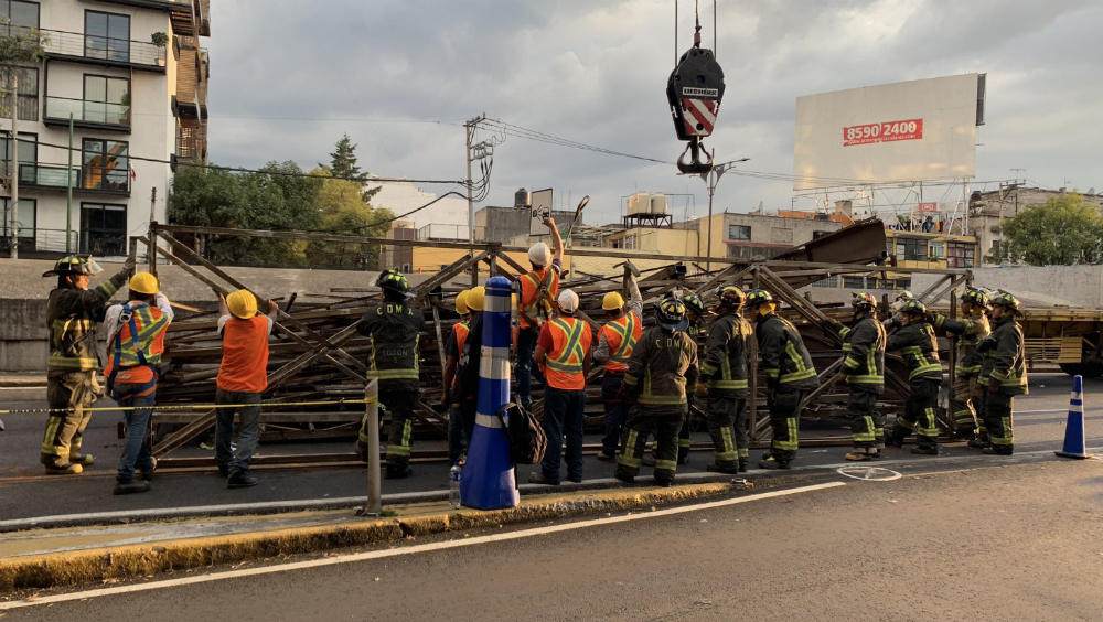 Más de 100 espectaculares de alto riesgo en la Ciudad de México