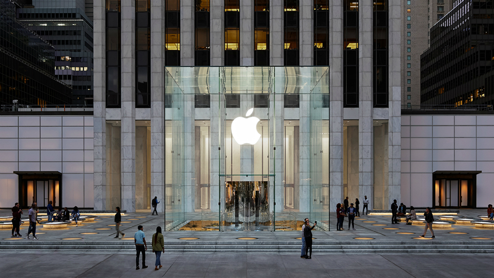Apple reabre su icónica tienda del cubo de cristal en Nueva York