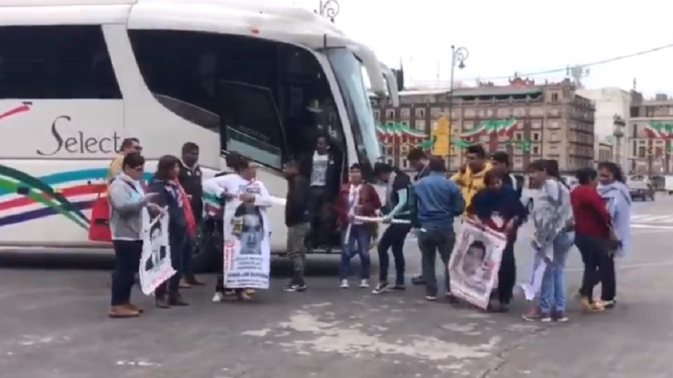 Padres de los 43 normalistas de Ayotzinapa se reúnen con Gertz Manero