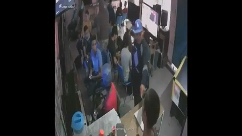 #Video Encierran a jóvenes en local de videojuegos para asaltarlos