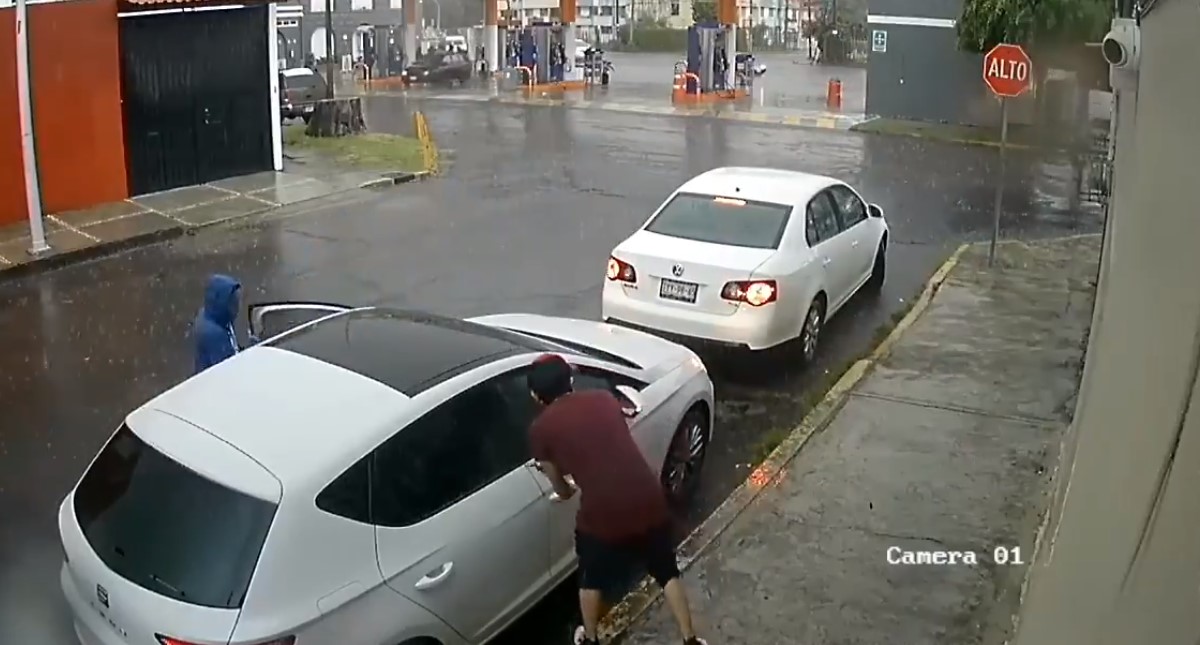 #Video Amagan a conductor para robarle su coche