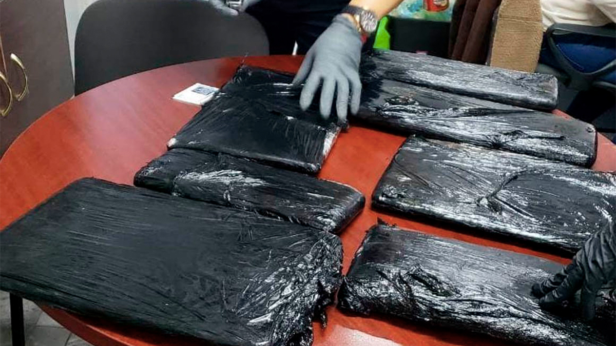 Aseguran maleta con más de 10 kilos de cocaína en el AICM