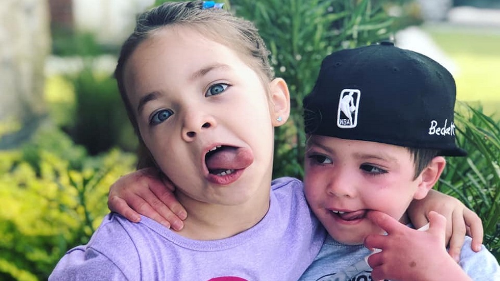 "Tómalo o déjalo": madre retrata la dura cara del cáncer infantil - aubrey-y-beckett