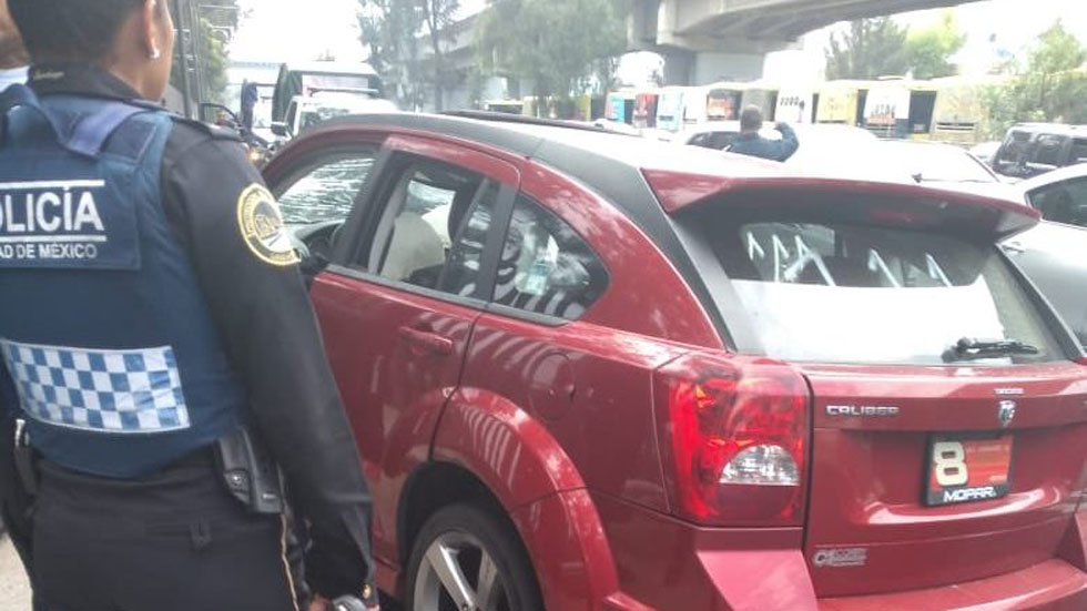 Joven atropella a dos policías afuera de Ciudad Deportiva