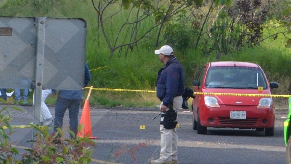 Asesinan a dos hombres en carretera de Michoacán