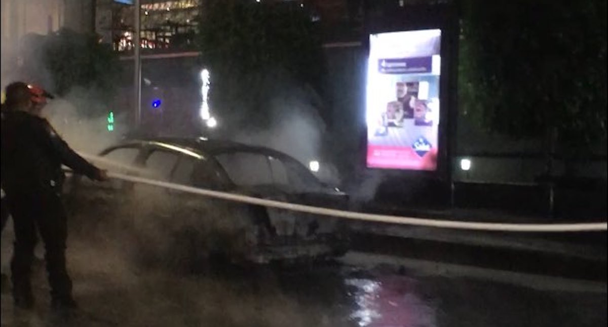 Se incendia auto en Periférico