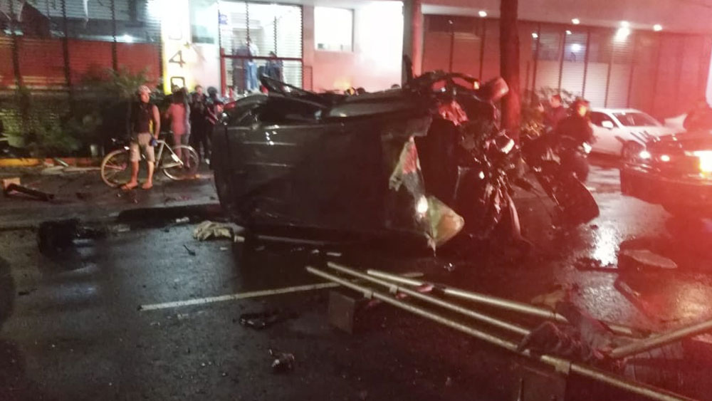 Cae auto del segundo piso de Periférico; hay un muerto y dos heridos