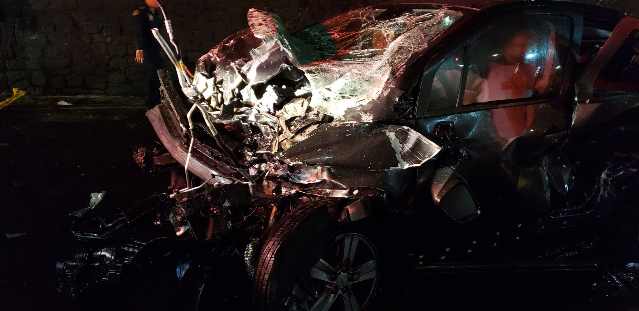 Cae auto del segundo piso de Periférico; hay un muerto y dos heridos - auto-periferico1