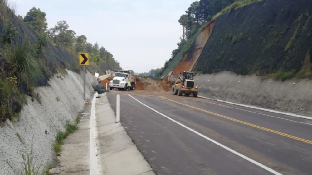 Derrumbe provoca cierre de la autopista Toluca-Zitácuaro