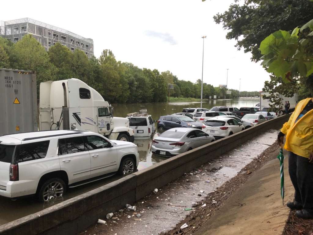 Imelda deja al menos dos muertos a su paso por Texas - autos-varados-imelda-houston