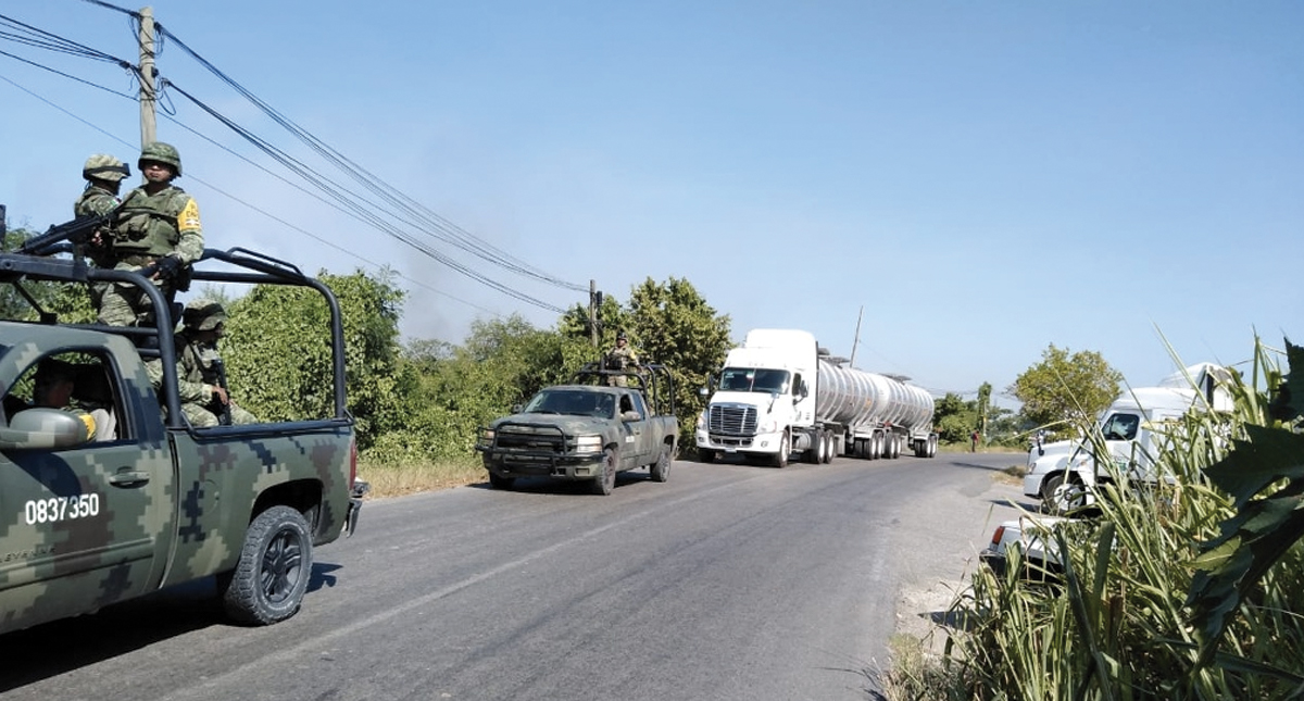 Militares escoltan 46 autotanques con combustible en Tabasco