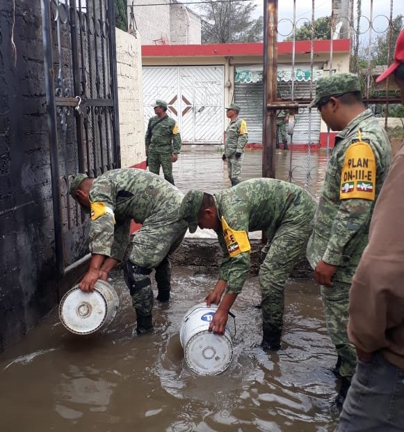 Aplican Plan DN-III-E en Tecámac por fuertes lluvias - auxilio-a-habitantes-cuyas-casas-se-inundaron