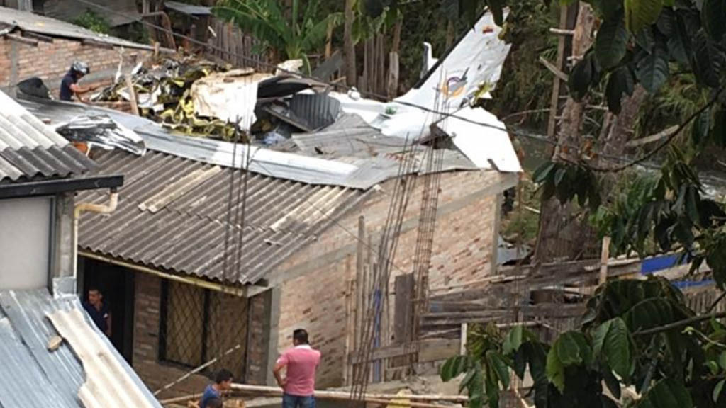 Avión se estrella contra viviendas en Colombia, hay siete muertos