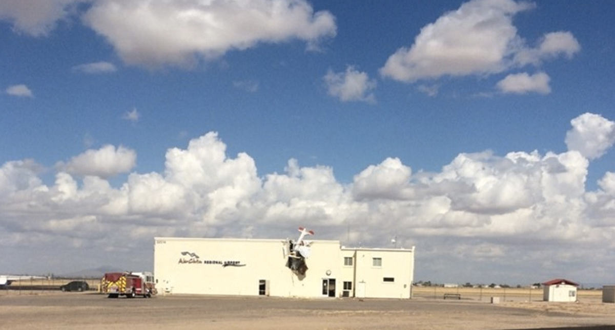 Avión se estrella contra edificio en aeropuerto de Arizona - avion-se-estrella-en-arizona
