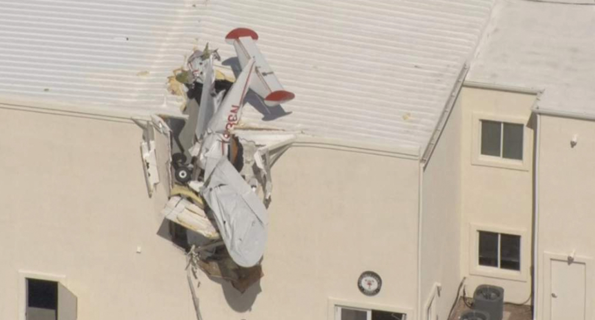 Avión se estrella contra edificio en aeropuerto de Arizona