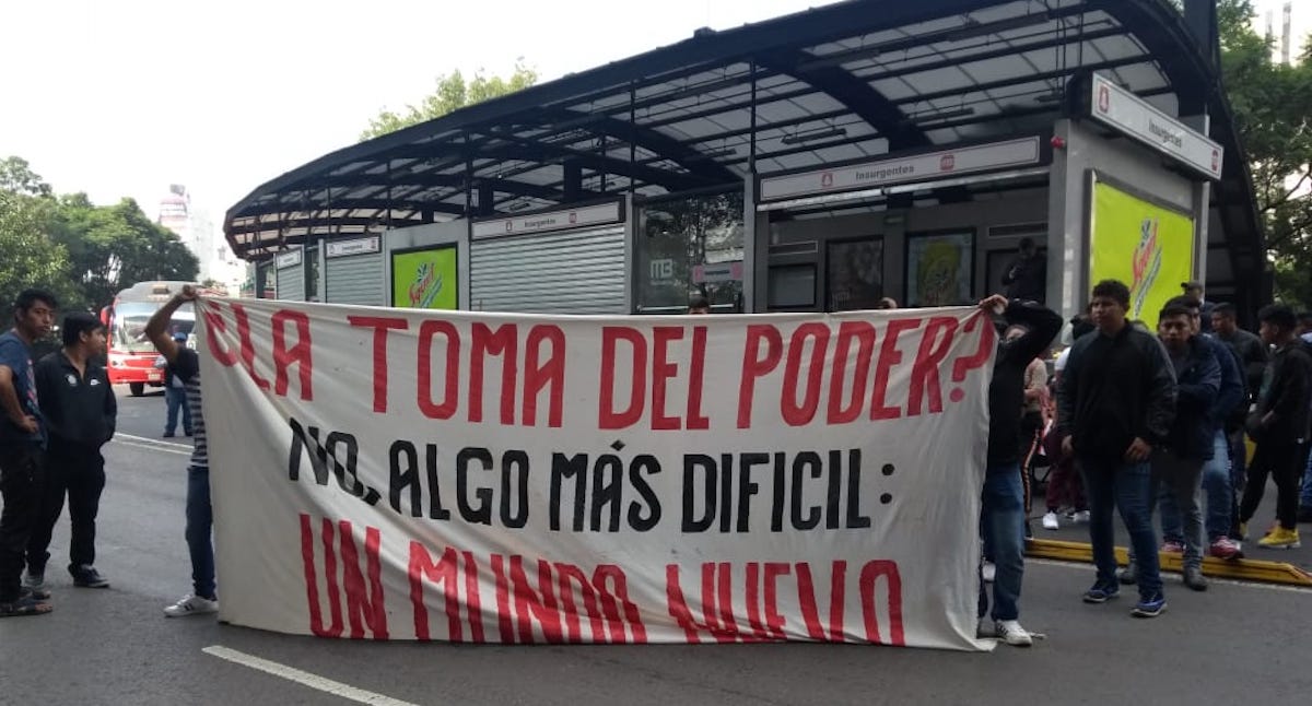 Protestan familiares de los 43 normalistas de Ayotzinapa en la FGR