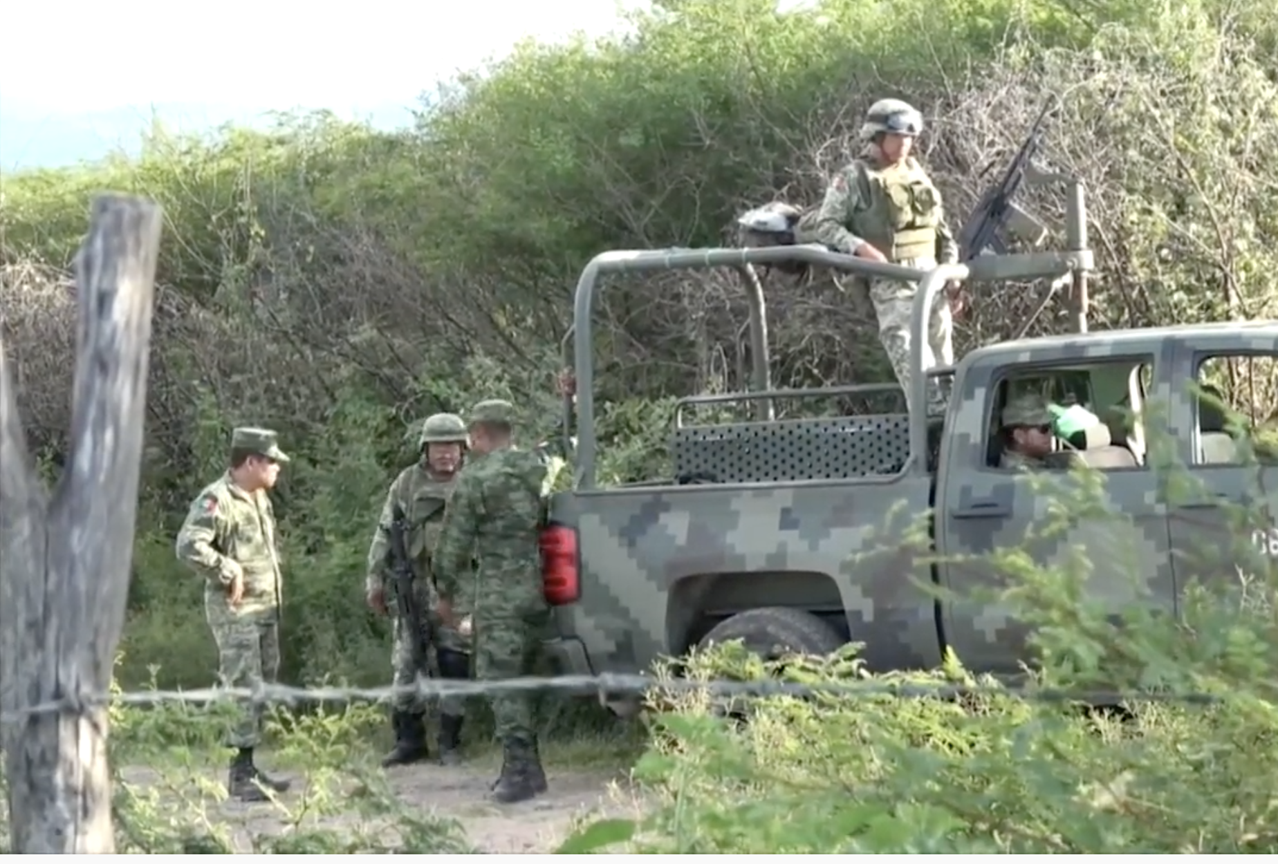 Buscan indicios de 43 estudiantes de Ayotzinapa en un vertedero de basura