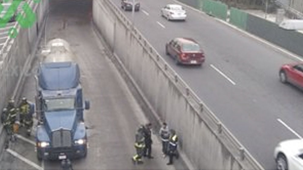 Cierran bajo puente de Observatorio por derrame de diésel