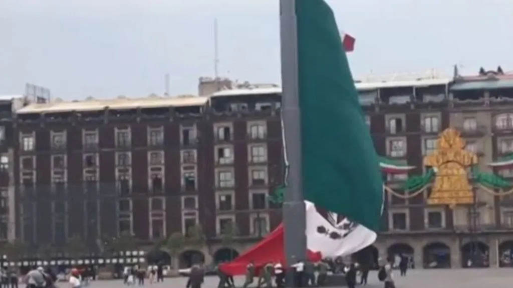 #Video Racha de viento dificulta arriar bandera en el Zócalo