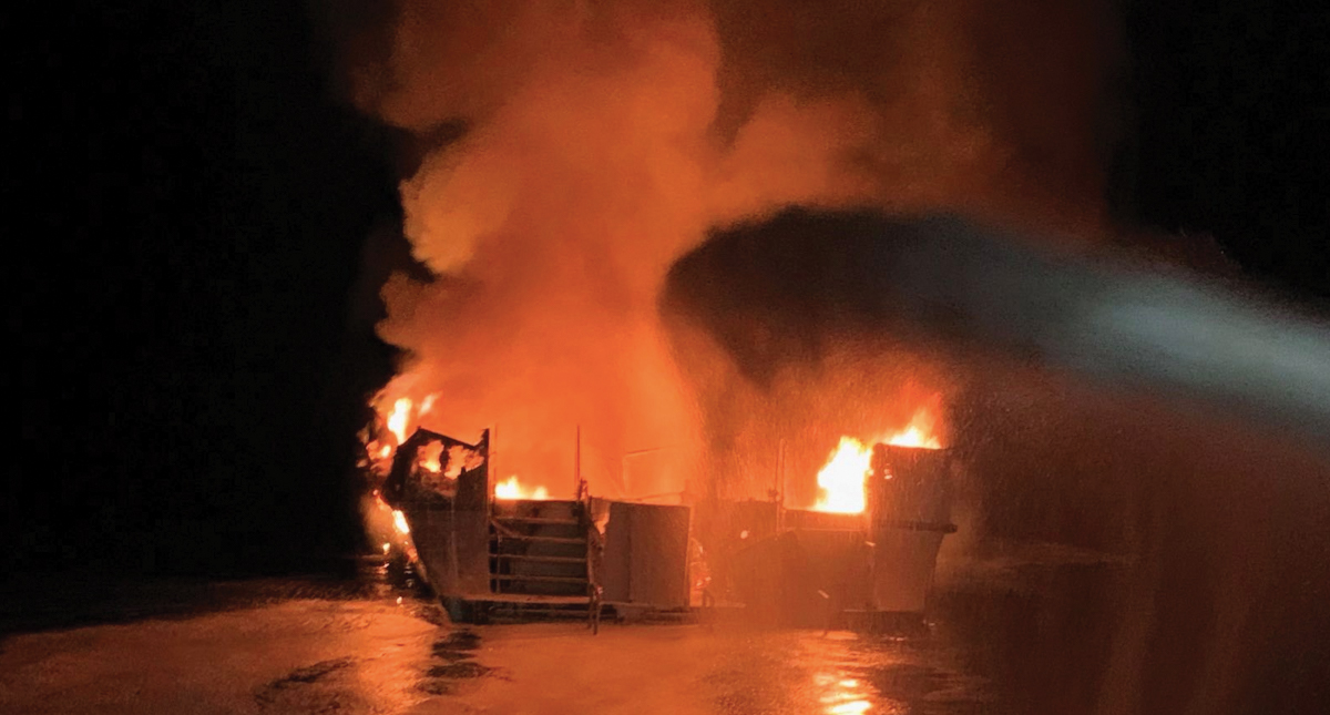 Al menos cuatro muertos por incendio de bote en California