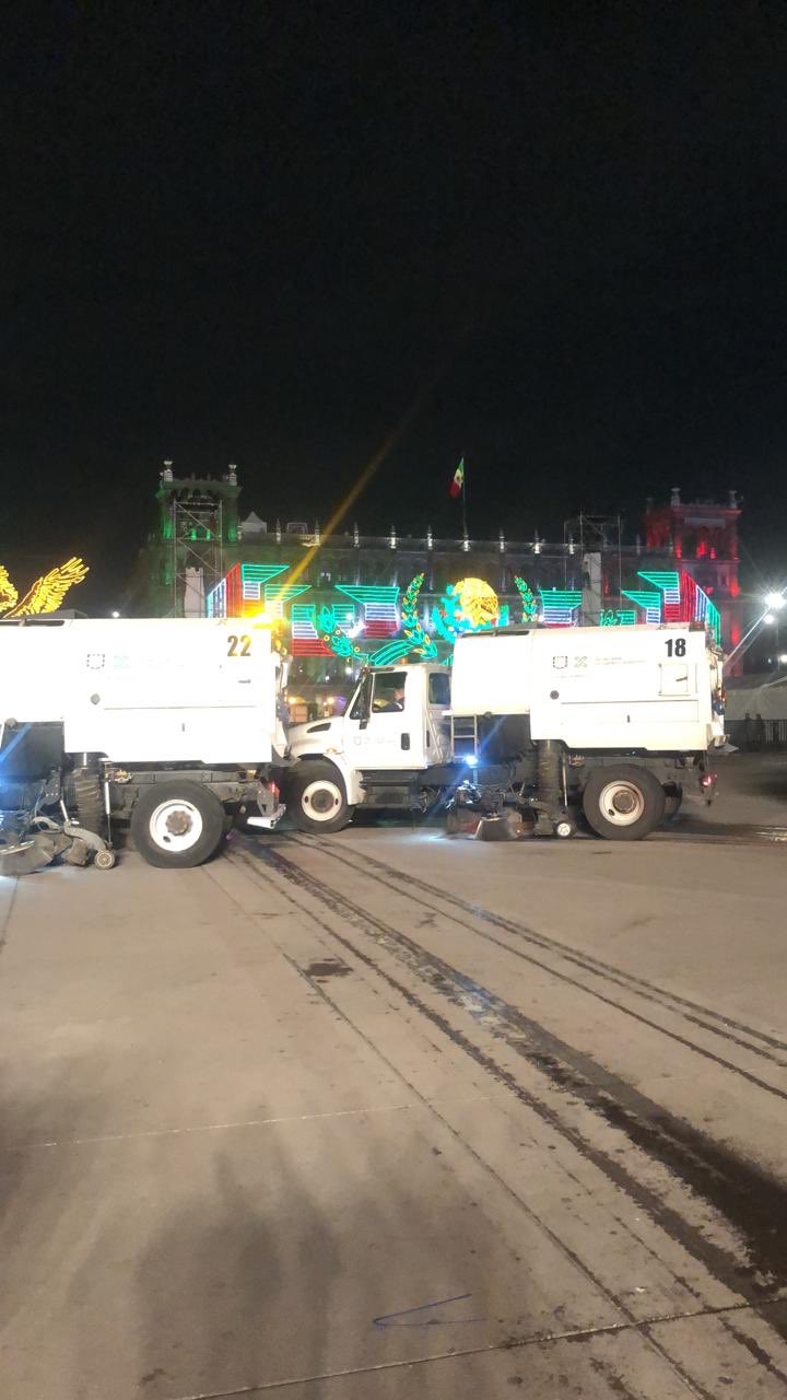 Retiraron 139 toneladas de basura tras festejos en el Zócalo - barredoras-zocalo