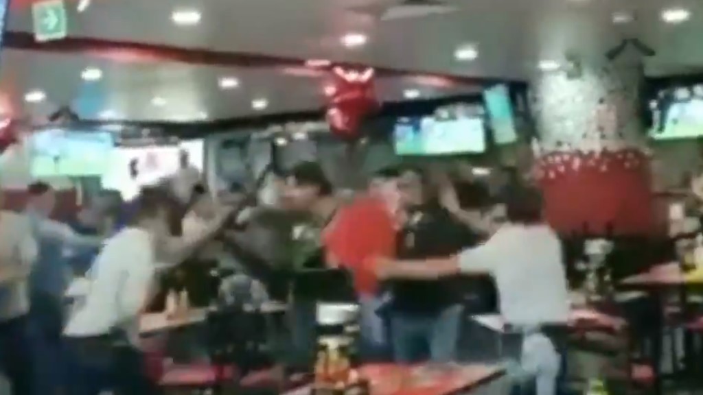 #Video Desatan batalla campal para no pagar la cuenta