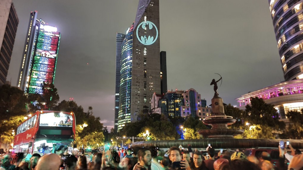 ‘Batiseñal’ iluminó la Ciudad de México