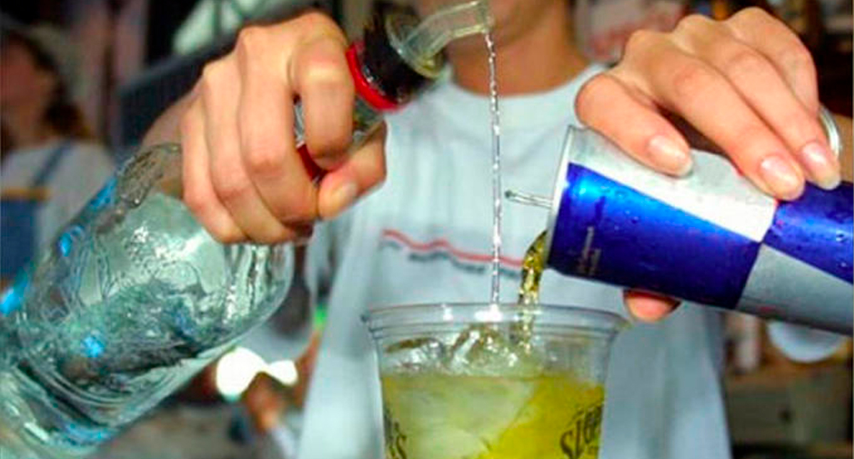 Mueren dos mujeres en Juárez tras ingerir alcohol y energizantes