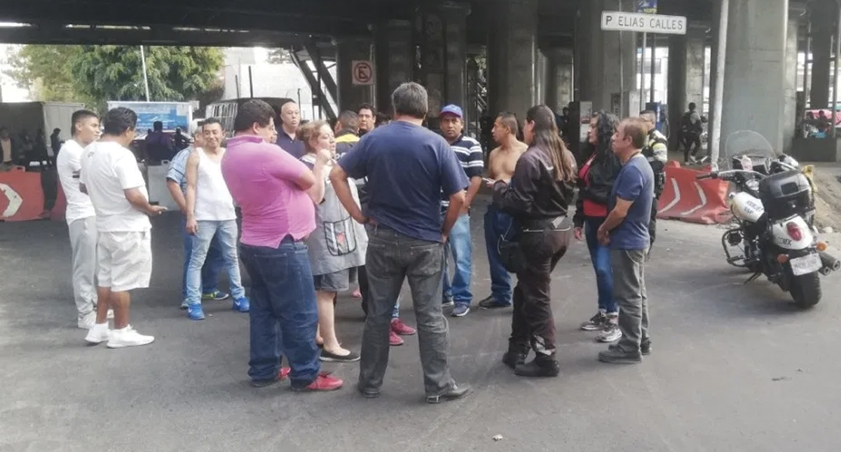 Vecinos bloquean Francisco del Paso y Troncoso por falta de agua