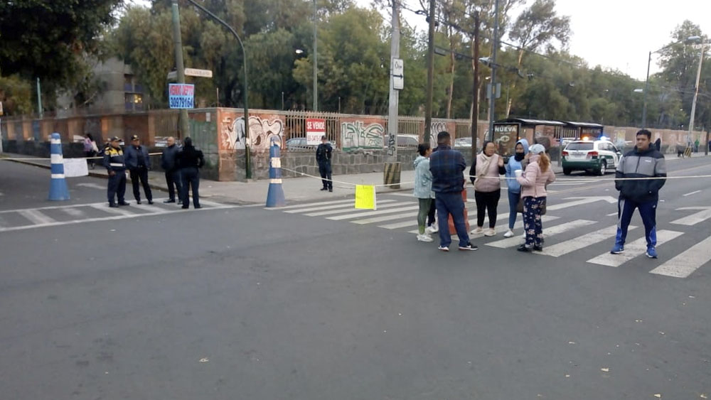 Continúa bloqueo en Calzada de la Viga por falta de agua