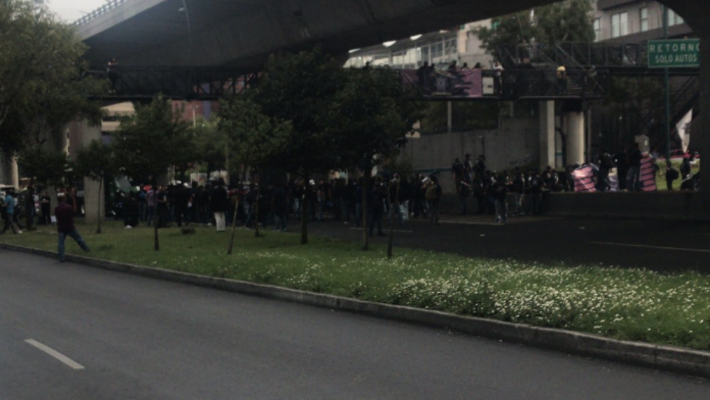 Policías federales bloquean parcialmente Periférico Sur