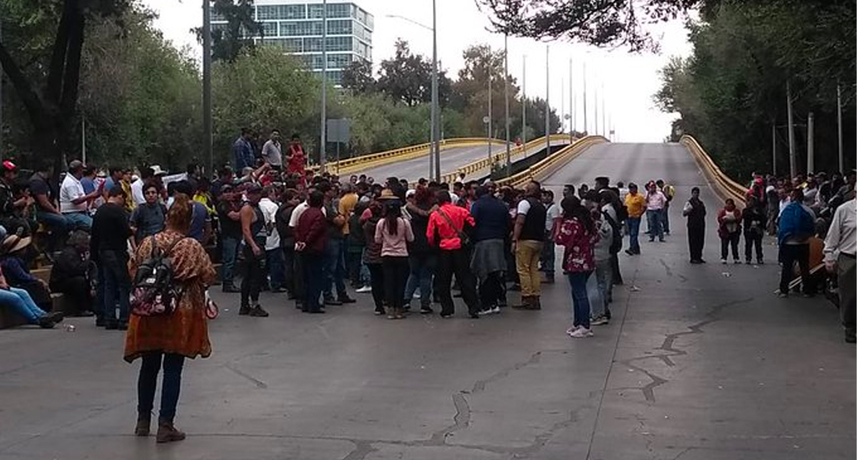 Continúa el bloqueo en Río Churubusco por trabajadores de la Central de Abasto