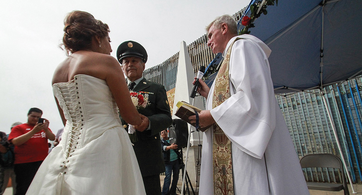 Veterano de guerra deportado a México se casa frente a muro fronterizo - boda-frente-al-muro