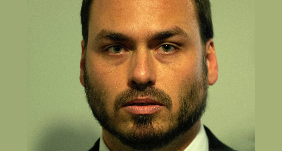 Critican a hijo de Bolsonaro por cuestionar eficacia de la democracia