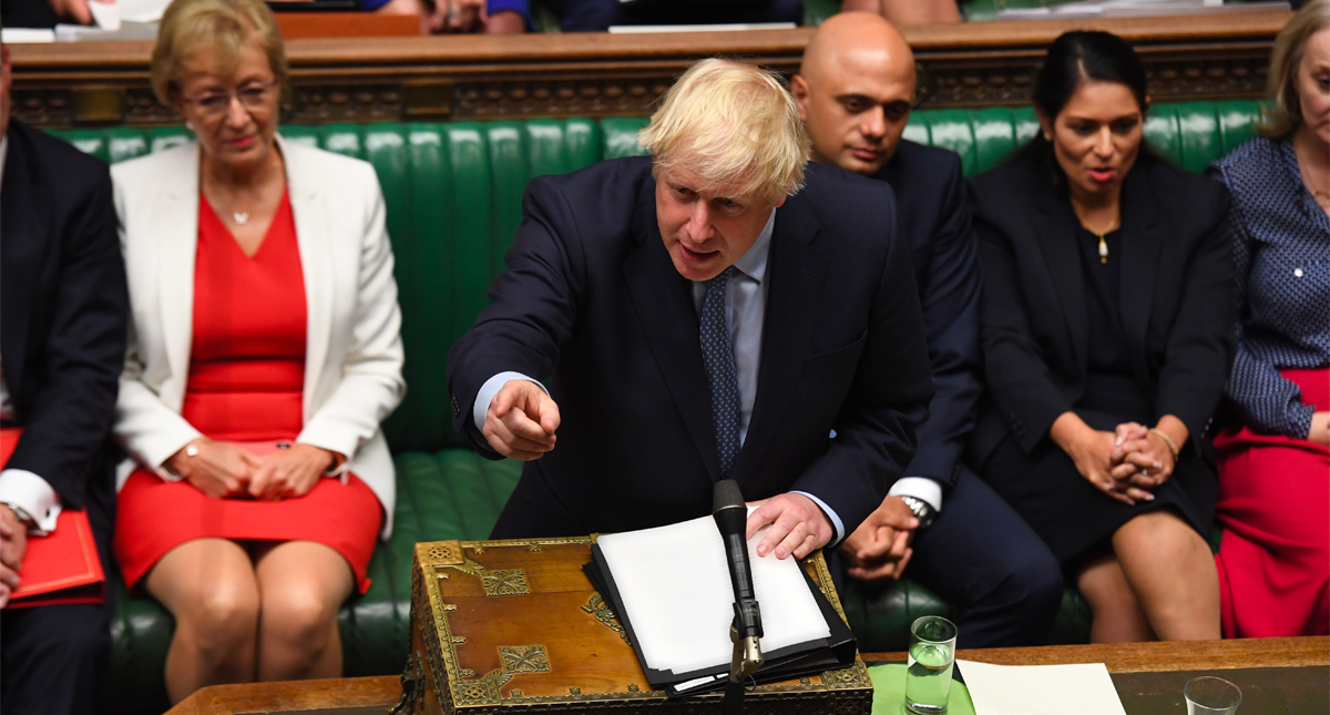 Boris Johnson desafía a la oposición en el Parlamento y estos exigen su renuncia
