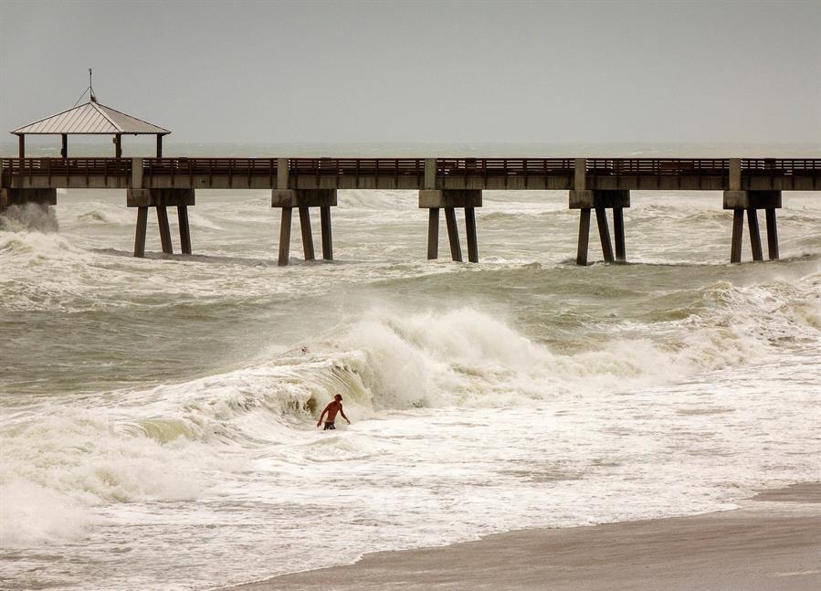 #Fotos Florida se prepara para la llegada del huracán Dorian - c09728d94123521f5f723970b84b34c9b641f93bw
