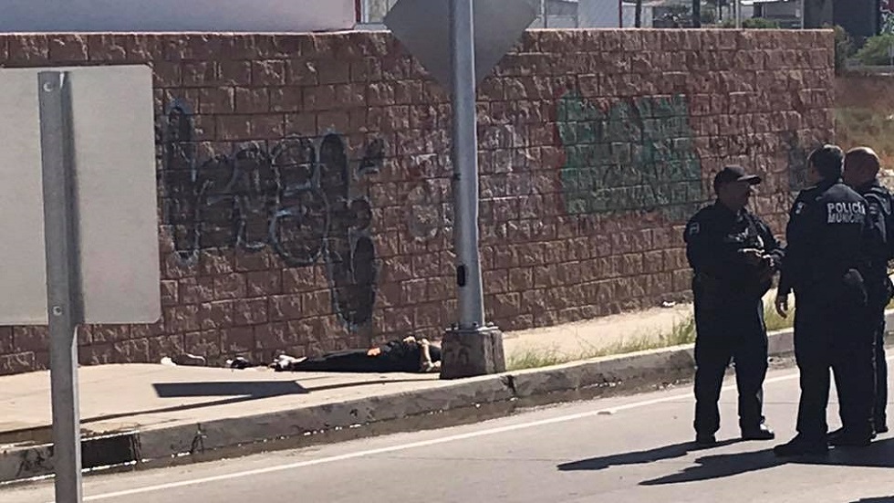 #Video Mujer se suicida lanzándose de azotea de hotel en Tijuana - cadaver-de-mujer