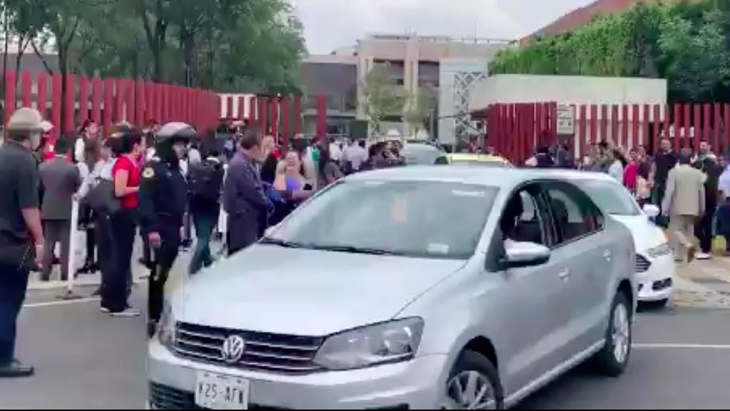 Desalojan la Cámara de Diputados ante amenaza de la CNTE de bloqueo Desalojan la Cámara de Diputados ante amenaza de la CNTE de bloqueo