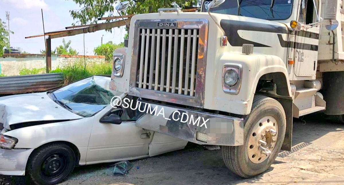 Camión aplasta a auto en Álvaro Obregón con saldo de tres heridos