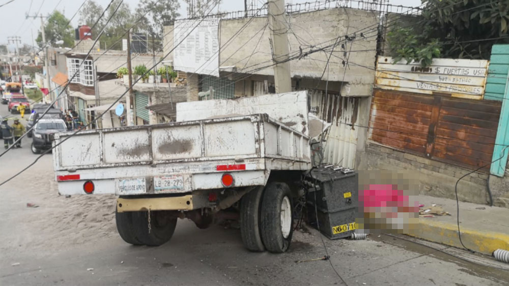 Camión sin frenos atropella a menor y mujer en Ixtapaluca