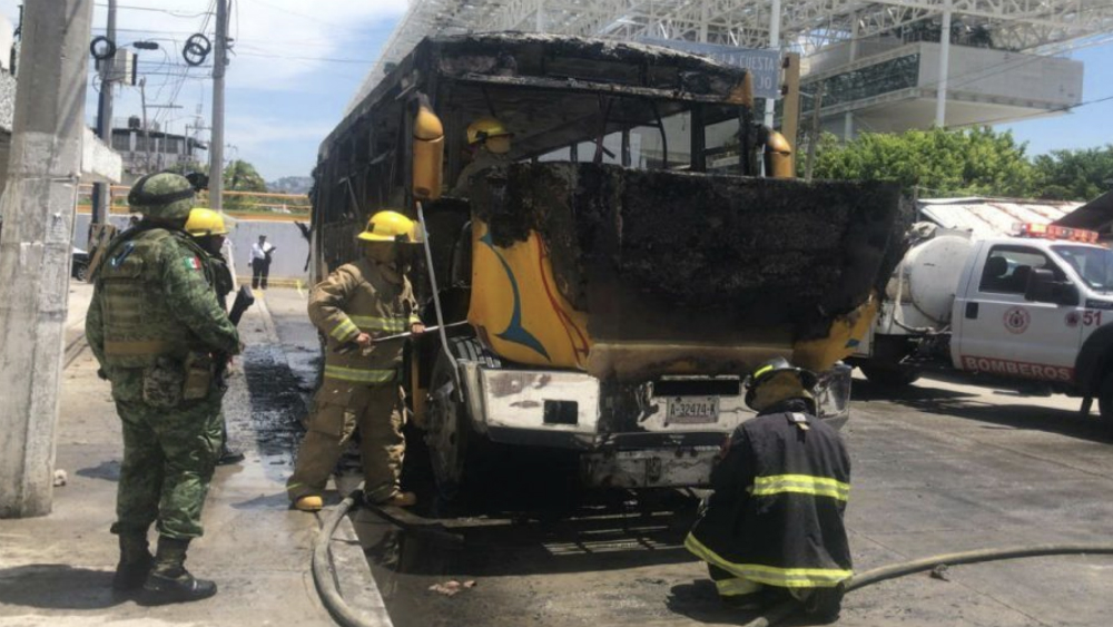 Grupo armado incendia camión de ruta en Acapulco
