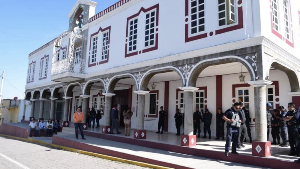 Retienen a policías municipales en Puebla