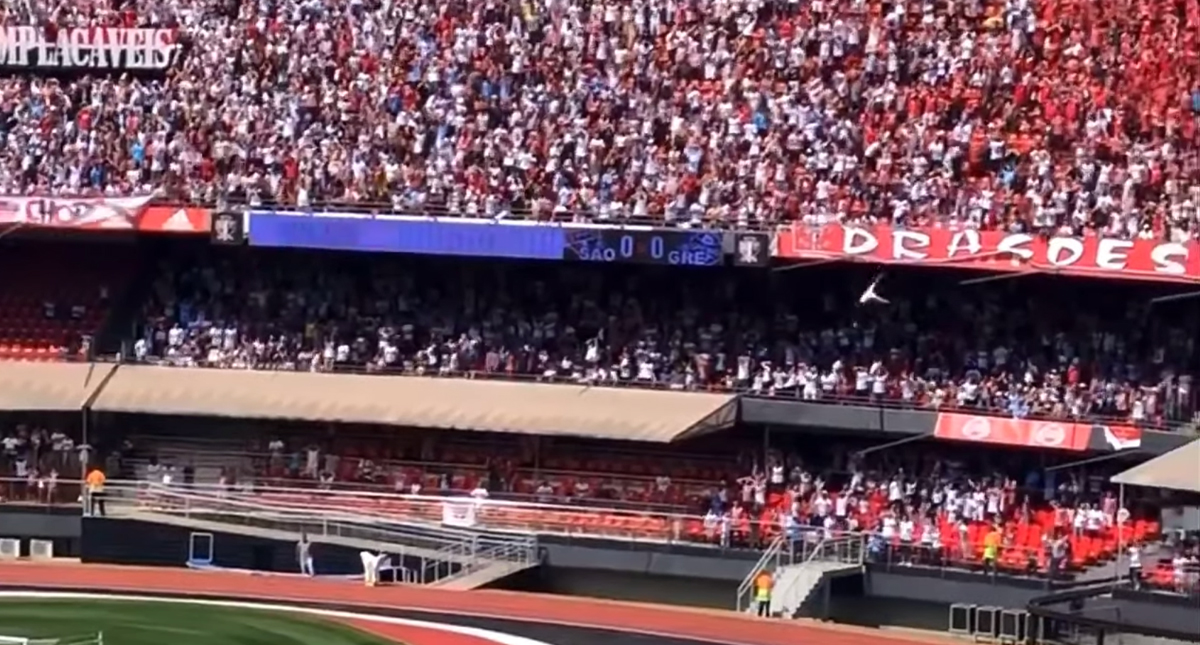 #Video Aficionado cae desde las gradas y aplasta a menor en estadio de Brasil