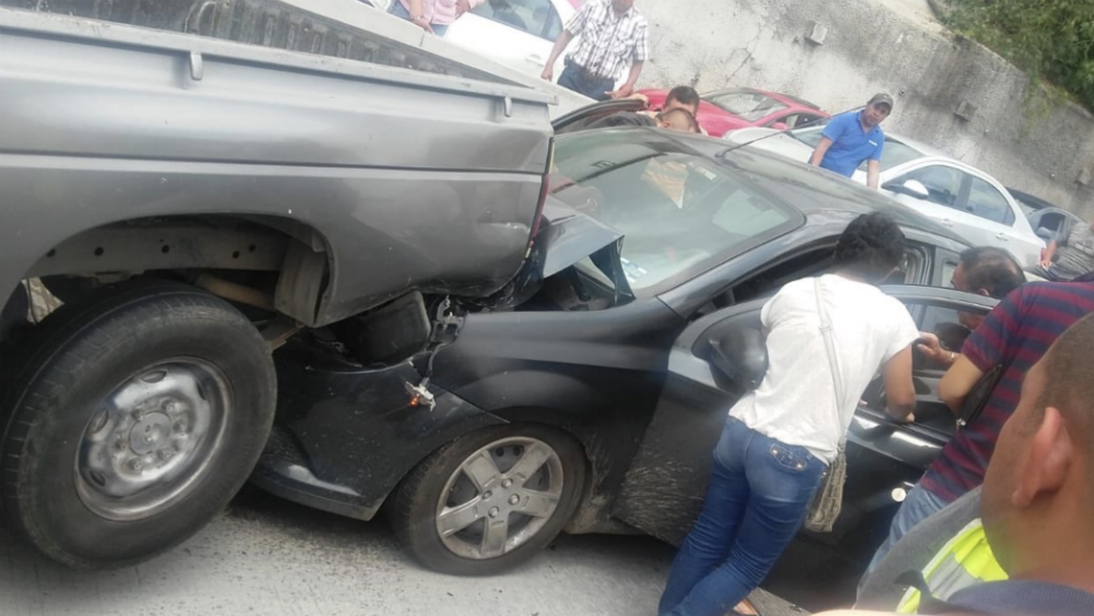Bloqueo de becarios ocasiona carambola en Paso Exprés de Cuernavaca