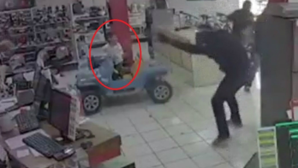 #Video Guardia mata a asaltante en casa de empeño en Puebla; niño quedó en medio de balacera