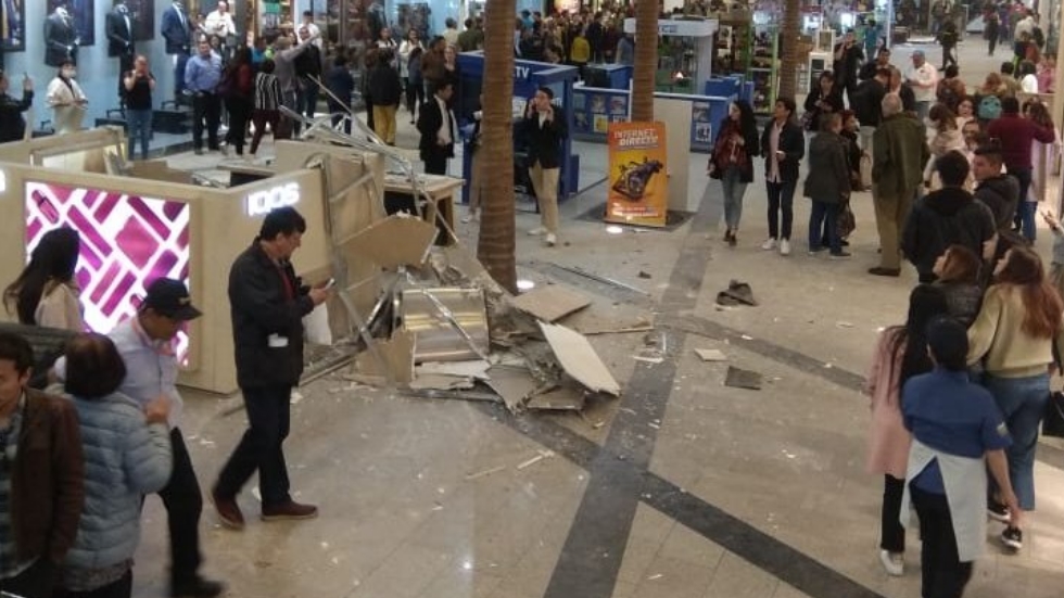 Cae techo de centro comercial en Bogotá; 14 lesionados