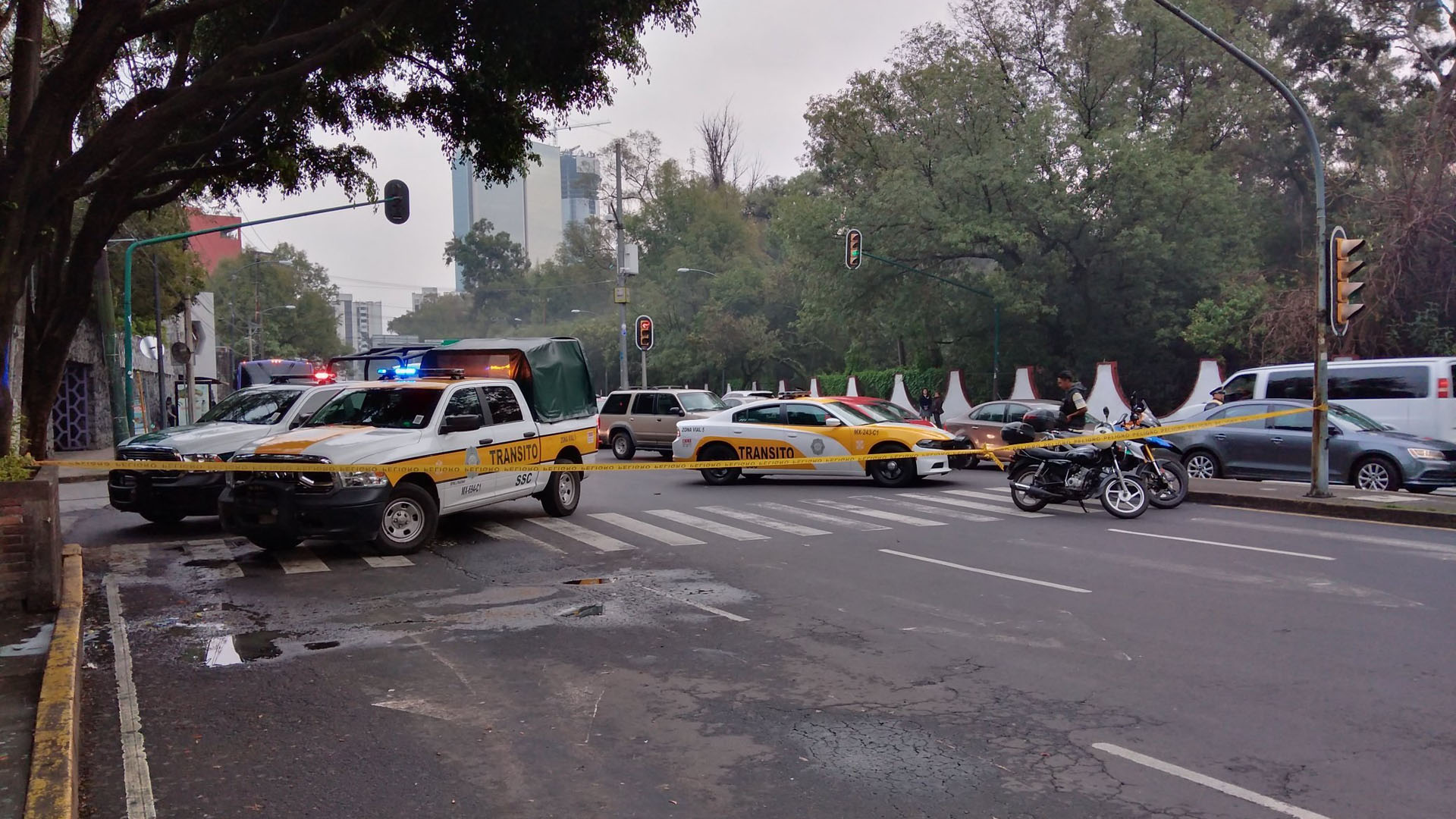 Mujer muere atropellada por camión de transporte público en Universidad - cerrada-la-circulacion-sobre-av-universidad-con-direccion-al-sur